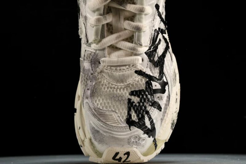 Runner 'White Graffiti' 4