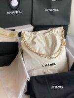 chanel 22 handbag as3262 shiny calfskin lacquered metal white logo black 01 luxibags.ru .jpg