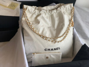 chanel 22 handbag as3262 shiny calfskin lacquered metal white logo black 02 luxibags.ru .jpg