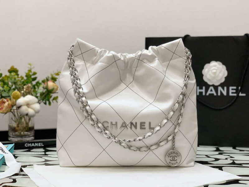 chanel 22 small handbag shiny calfskin as3260 white with silver logo 001 luxibags.ru .jpg
