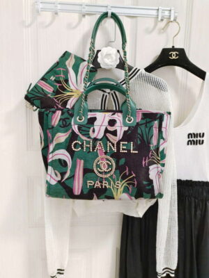 chanel a66941 large tote printed velvet wooden pearls gold tone metal green multicolour 001 c3526ce0 2d48 44e8 b4cd 10c266adf0f6 luxibags.ru .jpg