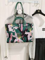 chanel a66941 large tote printed velvet wooden pearls gold tone metal green multicolour 008 15b8d659 3683 4485 871b 73801ba46d7e luxibags.ru .jpg