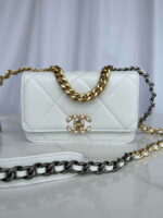 chanel ap3267 19 wallet on chain woc shiny lambskin white 01 luxibags.ru 700x933 1.jpg