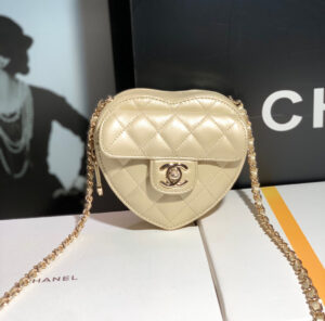 chanelap2784heartclutchwithchainlambskingold tonemetal 01 luxibags.ru .jpg