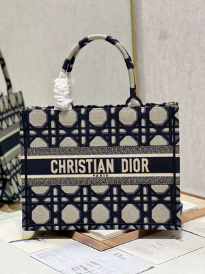 dior book tote m1296 medium beige and blue macrocannage embroidery m0080 001 luxibags.ru .jpg