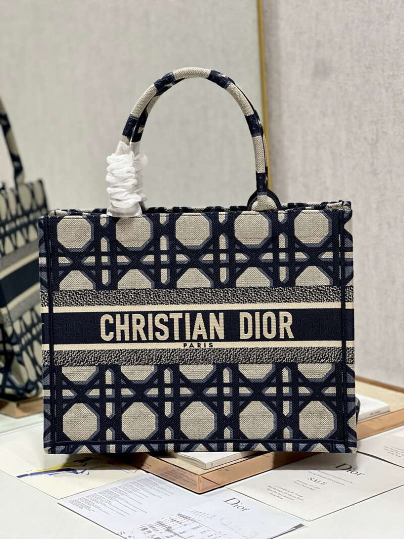 dior book tote m1296 medium beige and blue macrocannage embroidery m0080 001 luxibags.ru .jpg