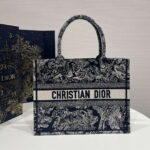 dior book tote m1296 medium ecru and blue toile de jouy embroidery 001 luxibags.ru .jpg