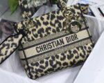dior m0565 medium lady d lite bag beige and black mizza embroidery 02 luxibags.ru .jpg