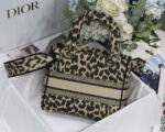 dior m0565 medium lady d lite bag beige and black mizza embroidery 06 luxibags.ru .jpg