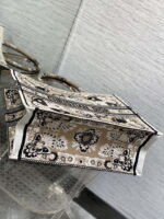 dior m1286 large book tote butterfly bandana embroidery m106 08 luxibags.ru .jpg