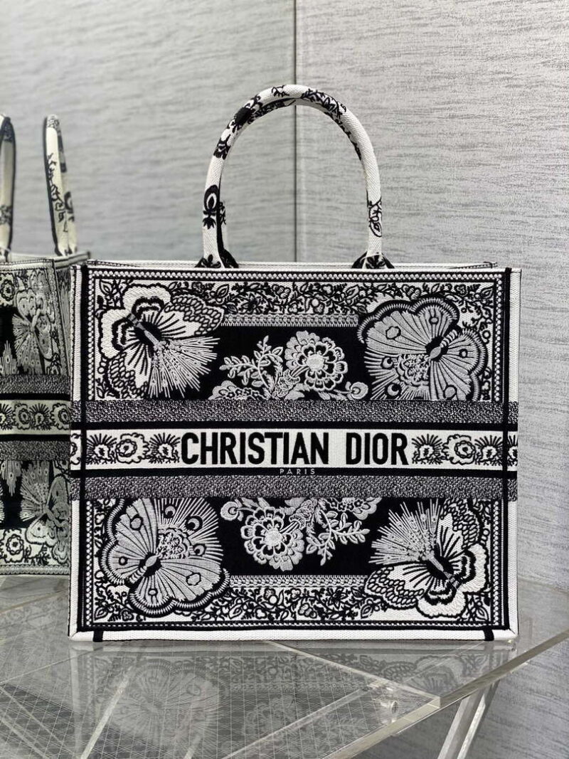 dior m1286 large book tote butterfly bandana embroidery m107 01 luxibags.ru .jpg