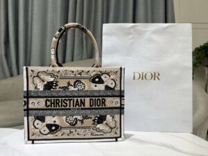 dior m1296 book tote medium beige and white butterfly bandana embroidery m095 001 luxibags.ru .jpg