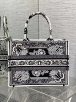 dior m1296 book tote medium blue and white butterfly bandana embroidery m101 04 luxibags.ru .jpg