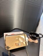 chanel flap bag gold metal 18cm eo8qs.jpg