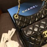 chanel small hobo bag in shiny leather gold black 24cm 6eanq.jpg