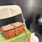 gucci gg emblem mini shoulder bag beige and dark brown 20cm 815211 fad6l 9758 7mp6w.jpg
