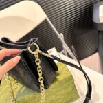 gucci gg emblem small shoulder bag black leather 23cm s7oym.jpg