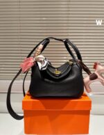 hermes lindy bag with scarf handle and horse charm black 20cm rv7h8.jpg