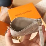 louis vuitton key pouch light grey 12cm m13793 ilwot.jpg