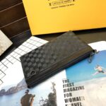 louis vuitton voyage pochette damier infini leather black 33cm qlrlh.jpeg