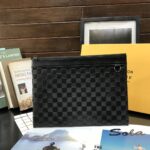 louis vuitton voyage pochette damier infini leather black 33cm rdtea.jpg