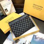 louis vuitton voyage pochette damier infini leather black 33cm ta6a4.jpg