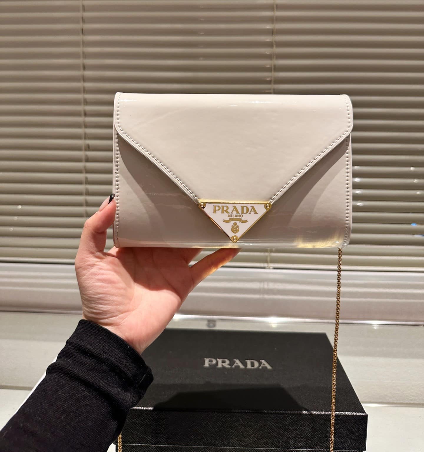 prada patent leather mini bag white 20cm 1bp051 069 f0304 v 5to wgoag.jpg