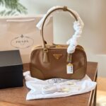 prada re edition 1978 medium cork beige 30cm 1bb115 r064 f0594 v ooo wwzws.jpg