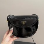prada triangle logo patent leather shoulder bag black 17cm v7hfr.jpg