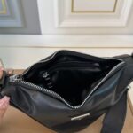 prada triangle shoulder bag black 27cm olnaa.jpg