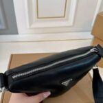 prada triangle shoulder bag black 27cm xohja.jpg