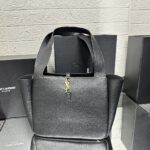 saint laurent bea in grained leather black 50cm sit1x.jpg
