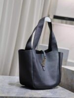 saint laurent le 5 7 bea in grained leather black 50cm 763435aaduu1000 nnn5w.jpeg