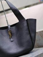 saint laurent le 5 7 bea in grained leather black 50cm 763435aaduu1000 x1ttd.jpeg