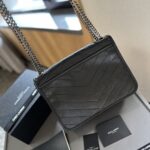 saint laurent niki medium in vintage leather black noir 28cm 6331580en071000 4s8i8.jpg