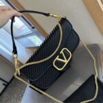 valentino garavani loc shoulder bag in black 27cm 5w2b0k30szg 0no 1yrbi.jpg