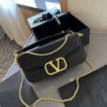 valentino garavani loc shoulder bag in black 27cm 5w2b0k30szg 0no z8qea.jpg