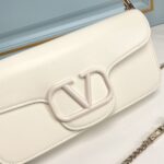 valentino garavani loc shoulder bag in ivory 27cm o80gs.jpg