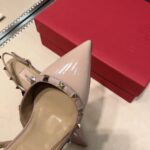 valentino garavani rockstud patent leather strap pump beige diwnb.jpg