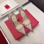 valentino garavani rockstud patent leather strap pump beige gjljh.jpg