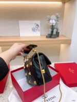 valentino garavani roman stud chain link shoulder bag in black 1w2b0i82bsf l5cjh.jpeg