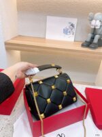 valentino garavani roman stud chain link shoulder bag in black 1w2b0i82bsf ybdwh.jpeg