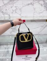 valentino garavani supervee leather bucket bag black 20cm 1zasw.jpg