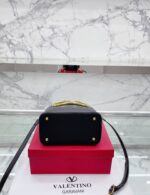 valentino garavani supervee leather bucket bag black 20cm 9iunl.jpeg