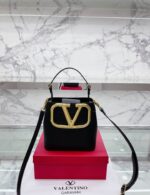 valentino garavani supervee leather bucket bag black 20cm eejy7.jpg