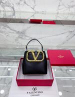 valentino garavani supervee leather bucket bag black 20cm ffdjk.jpg