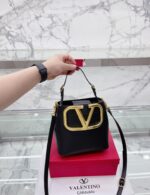 valentino garavani supervee leather bucket bag black 20cm pkld7.jpg