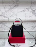 valentino garavani supervee leather bucket bag black 20cm qjxu9.jpg