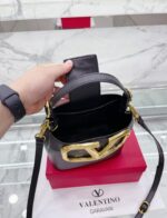 valentino garavani supervee leather bucket bag black 20cm skfnk.jpeg