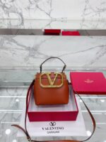 valentino garavani supervee leather bucket bag brown 20cm lge5y.jpg